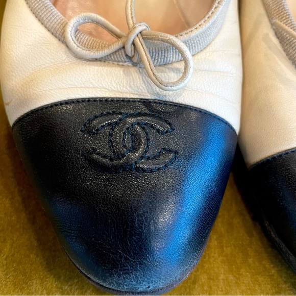 CHANEL cap toed ballet flats with interlocking CCs, sz37 1/2 beige/black GUC - Picture 5 of 15